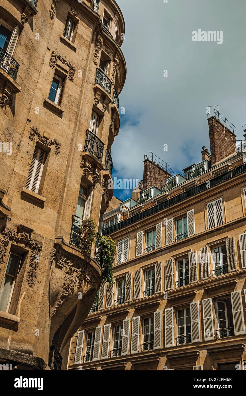 Fassade eines alten typischen Gebäudes mit Balkonen, Fenstern und sonnigem Tag in Paris. Eines der beeindruckendsten Kulturzentren der Welt. Frankreich. Stockfoto