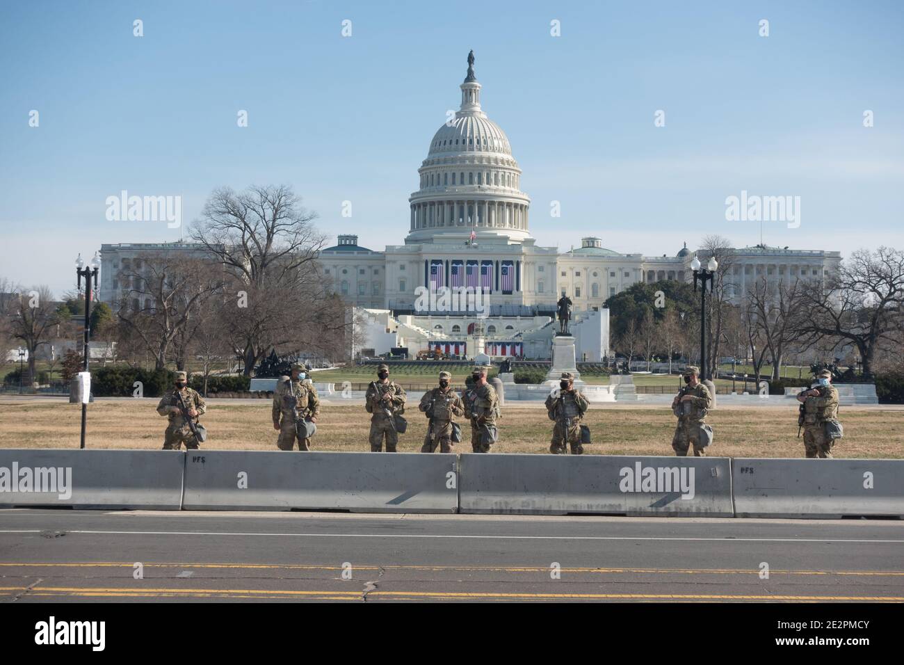 WASHINGTON, DC - JAN. 14, 2021: Die Nationalgarde wacht im US-Kapitol in einer Show der Gewalt in Vorbereitung auf die erwarteten extremistischen Proteste von Trump und Joe Bidens bevorstehende Amtseinführung. Stockfoto