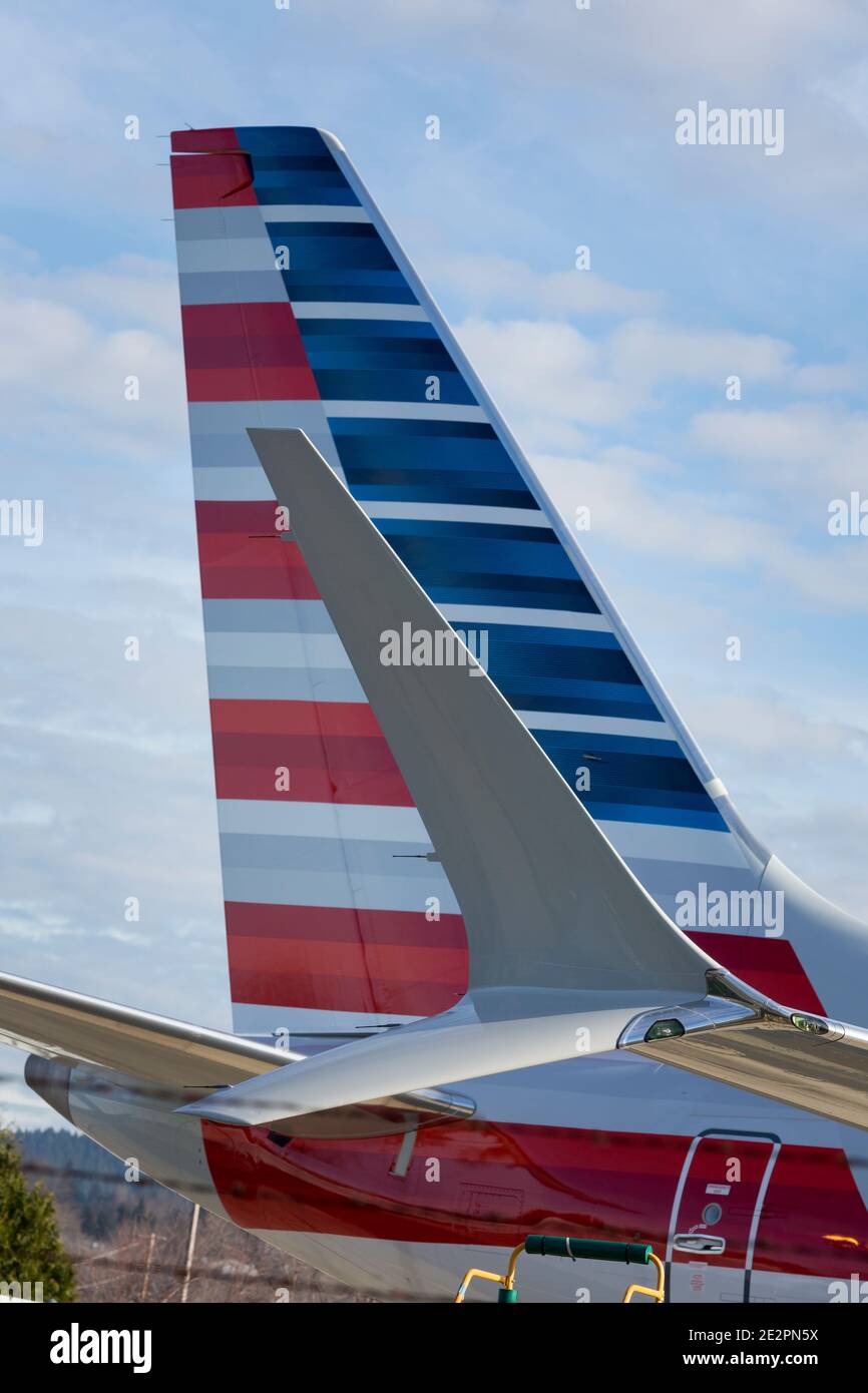 Das markante Flügelchen eines American Airlines 737 MAX-Flugzeugs wird an den vertikalen Stabilisator in der Boeing Renton-Fabrik in Renton, was, gerahmt Stockfoto