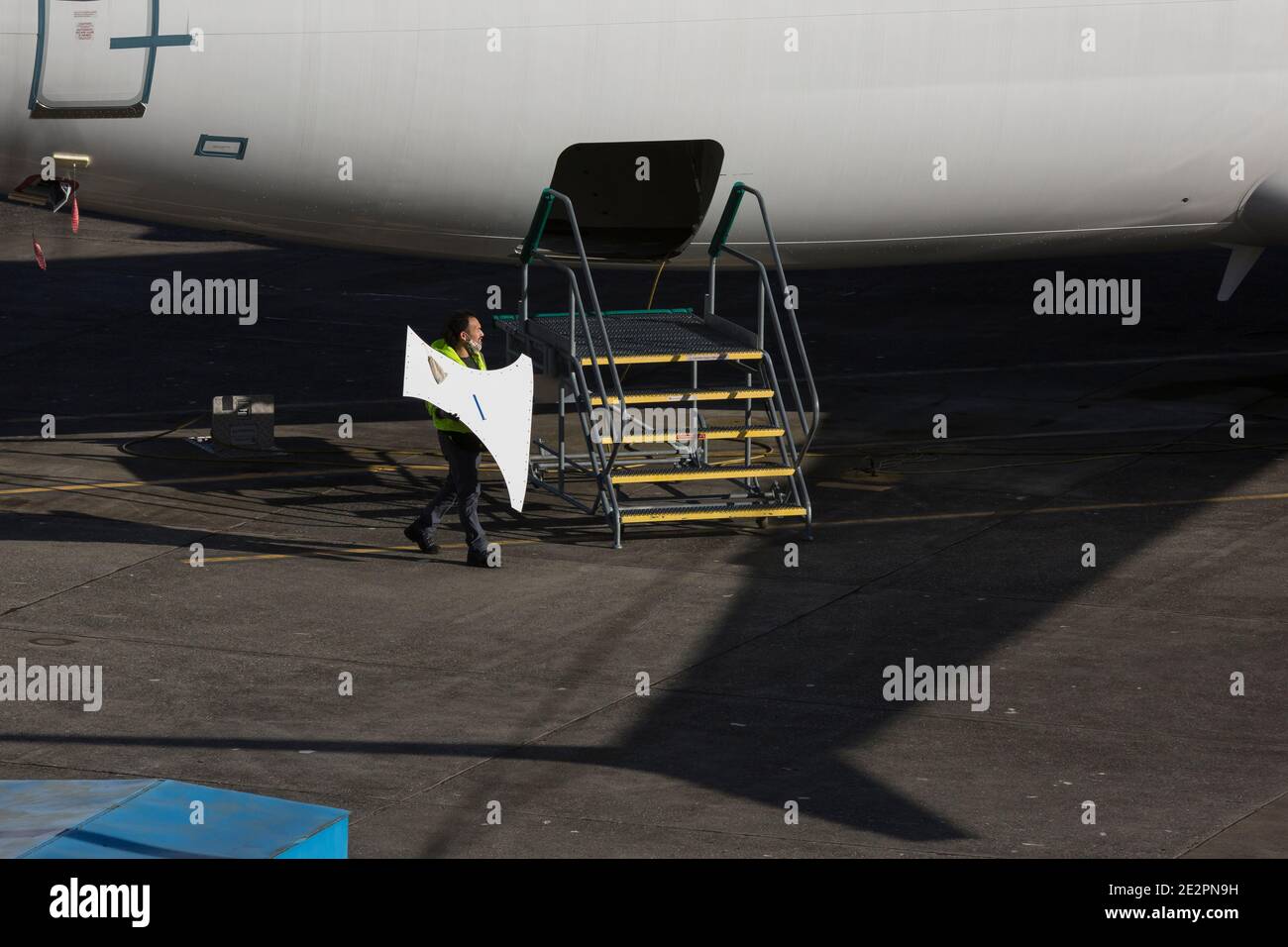 Ein Mitarbeiter arbeitet ‘Donnerstag, den 14. Januar, an einem Flugzeug der Linie 737 MAX auf dem Renton Municipal Airport in Renton, Washington. Stockfoto
