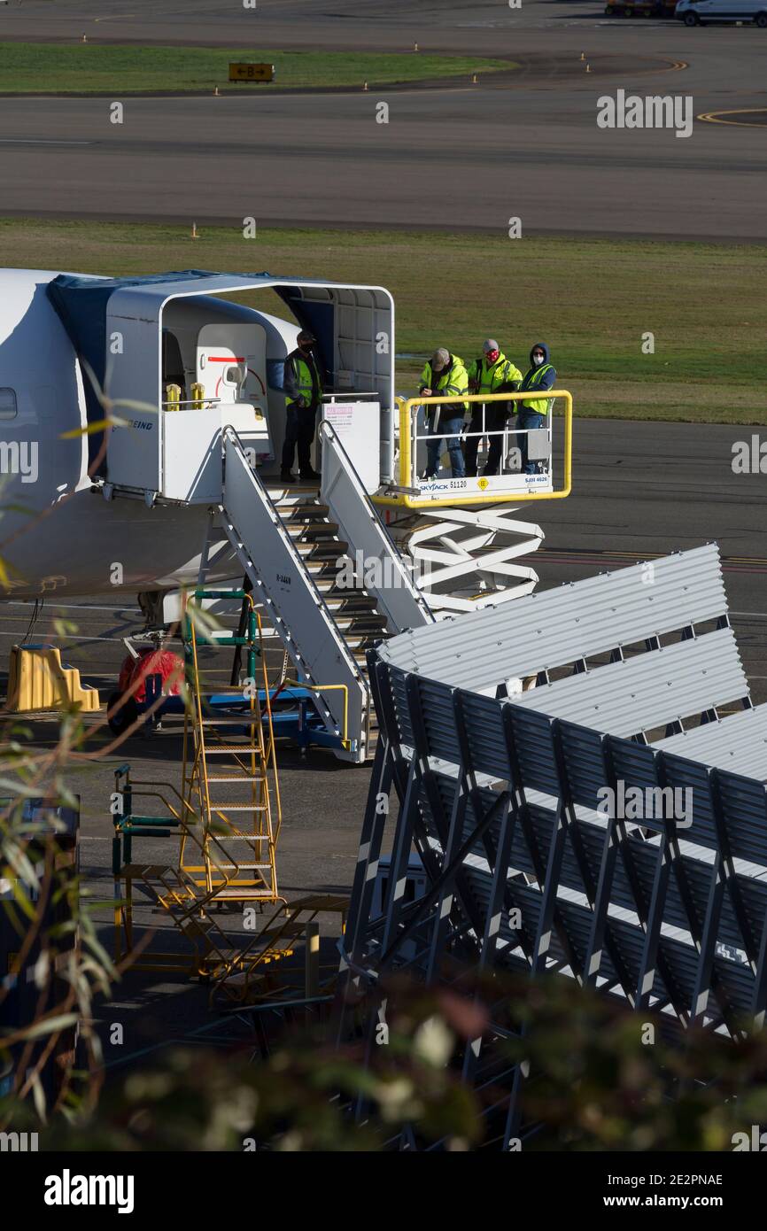 Am Donnerstag, den 14. Januar 202, arbeiten Mitarbeiter ‘einem Flugzeug der Linie 737 MAX auf dem Renton Municipal Airport in Renton, Washington Stockfoto