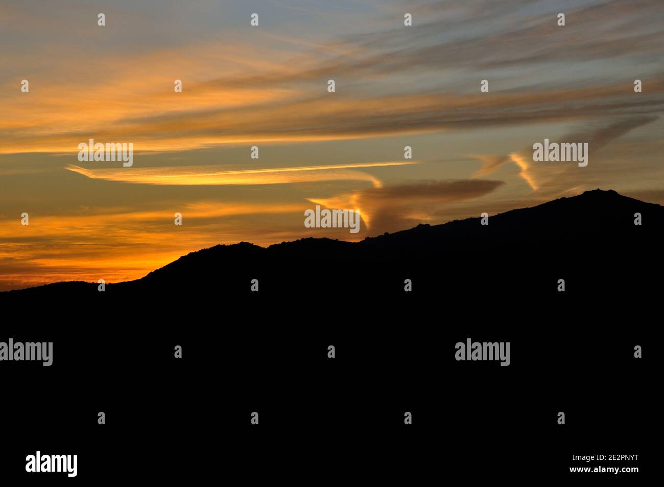 Sonnenuntergang Wolken über dem Berg. Pedrezuela, Madrid. Stockfoto