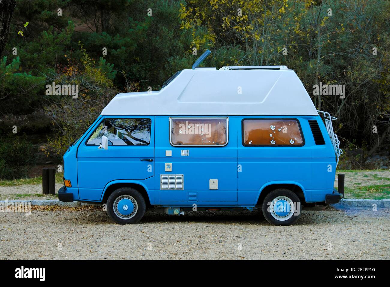Volkswagen T3 Wohnmobil geparkt in La Pedriza, Sierra de Guadarrama  Nationalpark. Madrid Stockfotografie - Alamy