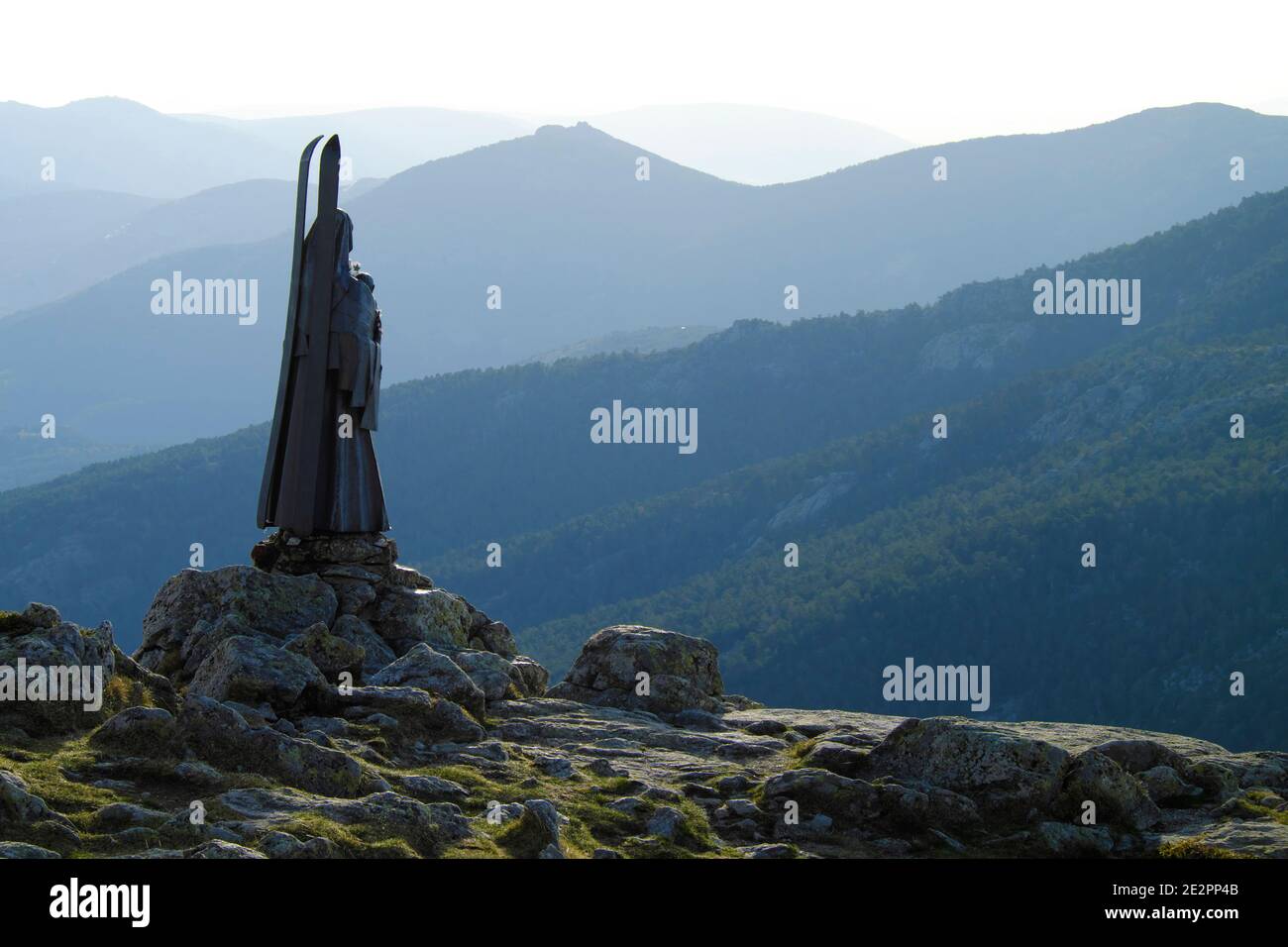 Unsere Liebe Frau vom Schnee, in der Nähe von Dos Castillas Gipfel in La Bola del Mundo Berg. Nationalpark Sierra de Guadarrama, Madrid. Stockfoto