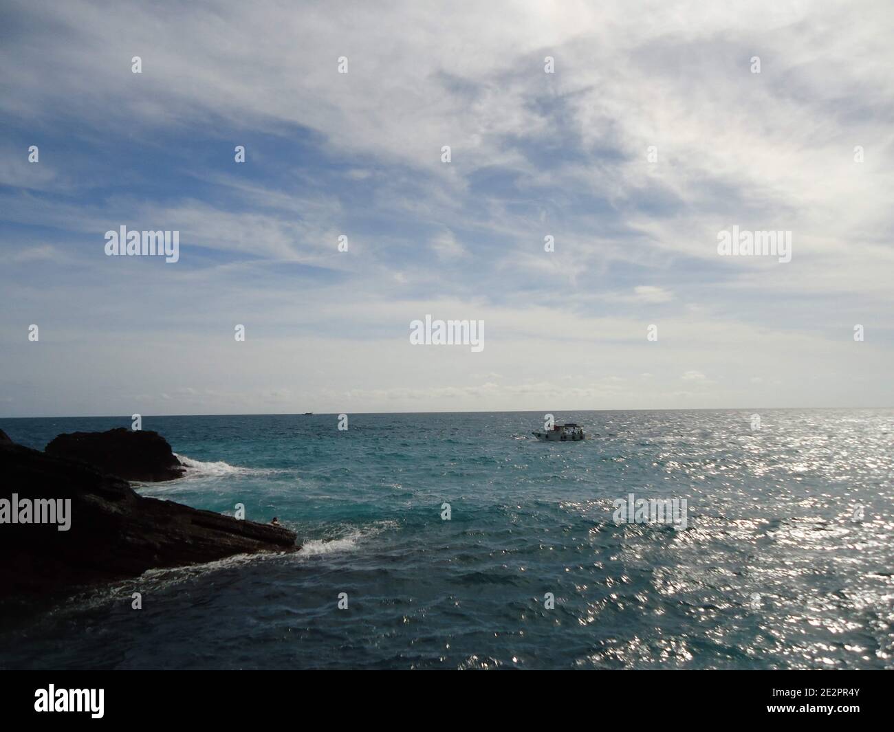 Ein Boot schwimmt an einem sonnigen Tag im blauen Meer von Cinque Terre, an der italienischen küste. Stockfoto