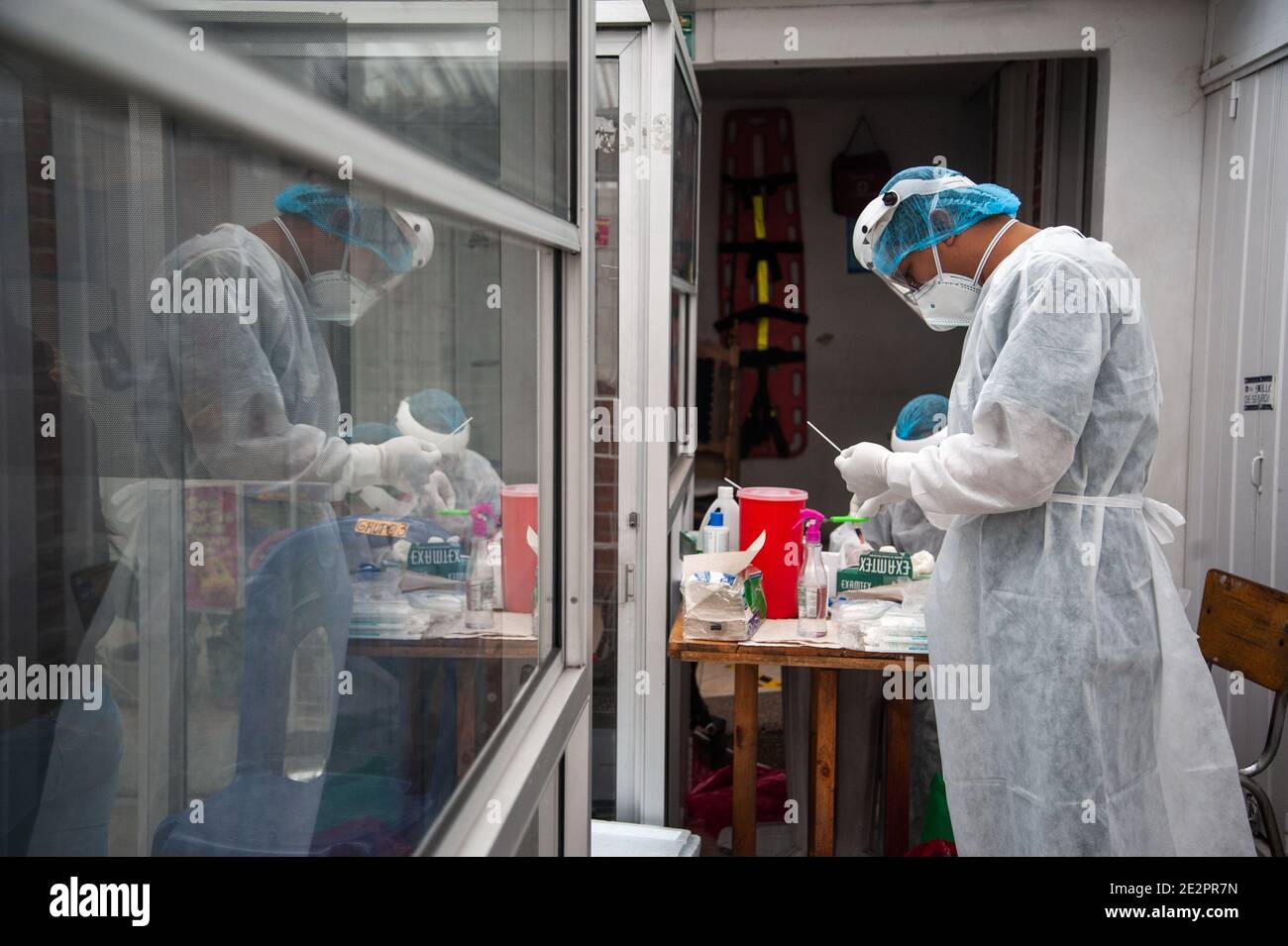 Menschen nehmen einen freien Coronavirus (COVID-19) Test in Bogota, Kolumbien inmitten der Ausbreitung der neuartigen Coronavirus-Pandemie vor einer neuen Wochenend-Quarantäne Stockfoto