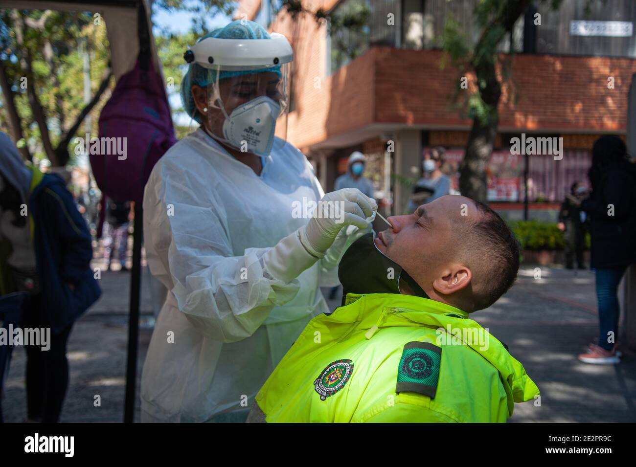 Kolumbianische Polizisten nehmen einen kostenlosen Coronavirus (COVID-19) Test in Bogota, Kolumbien inmitten der Ausbreitung der neuen Coronavirus-Pandemie vor einer neuen Stockfoto