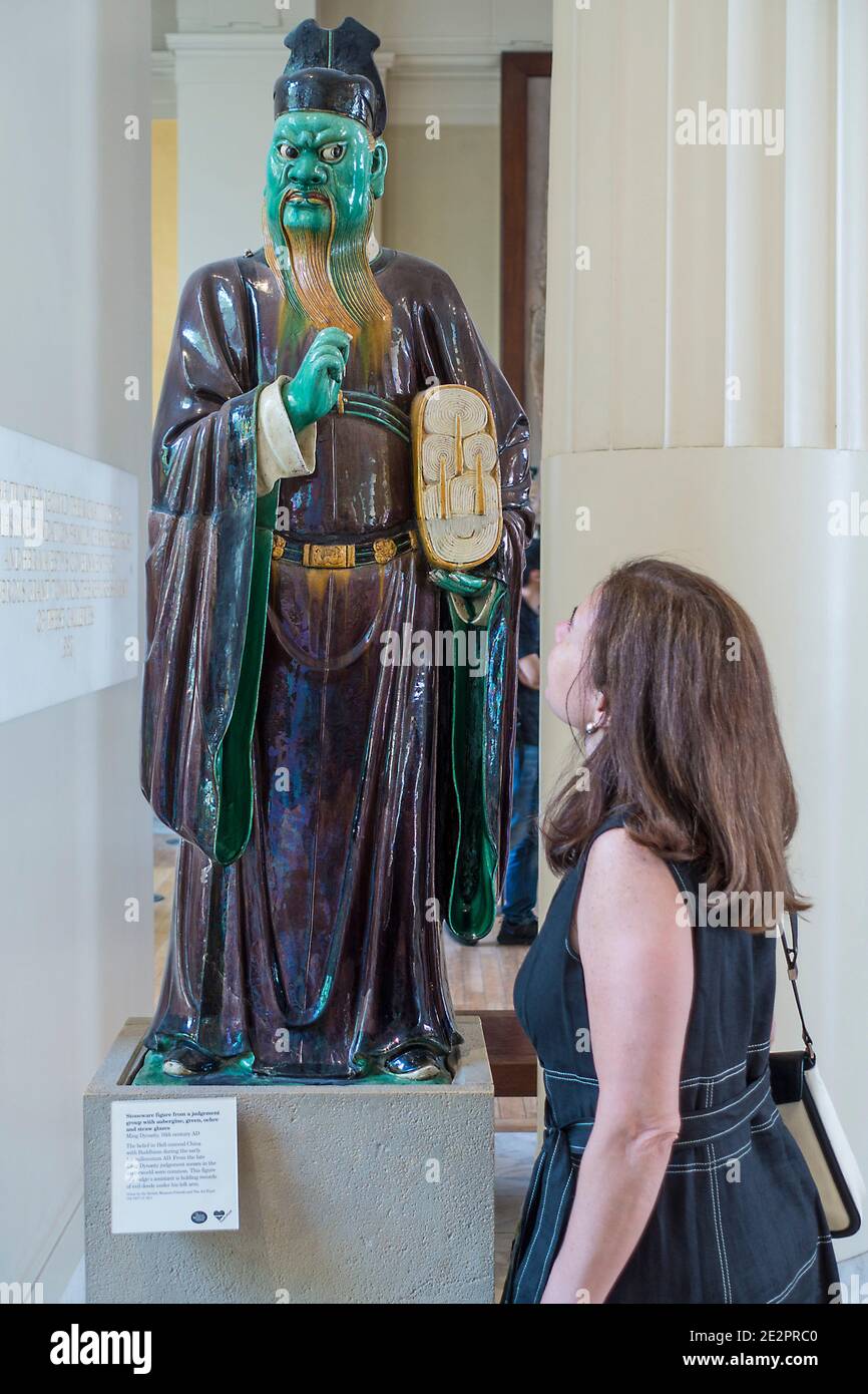 Buddhismus Richter an Toren der Hölle mit Buch der Missetaten, Ming-Dynastie, China, im British Museum, London, England, Großbritannien Stockfoto