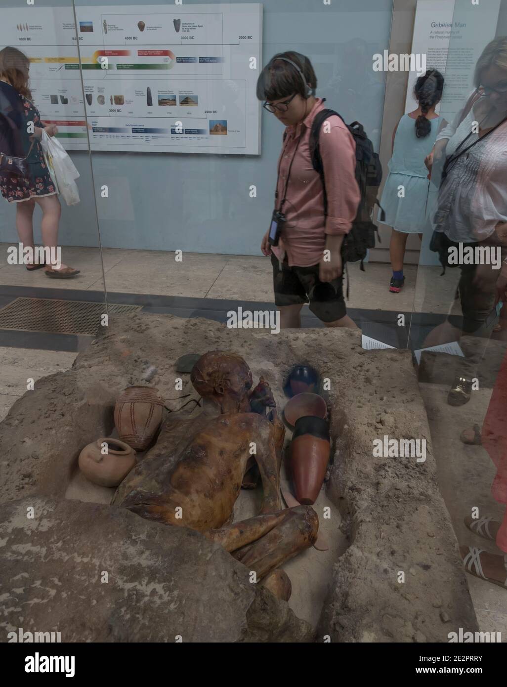 Man sieht sich eine Beerdigung Ausstellung im British Museum, London, England, Großbritannien Stockfoto