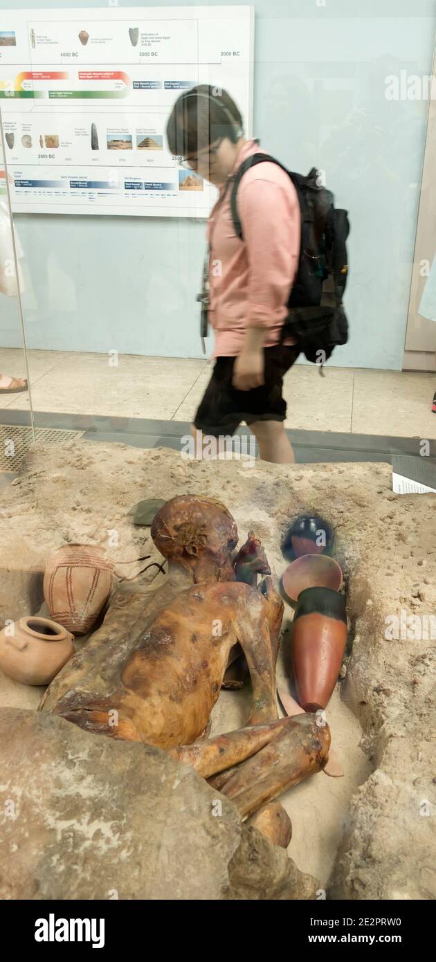 Man sieht sich eine Beerdigung Ausstellung im British Museum, London, England, Großbritannien Stockfoto