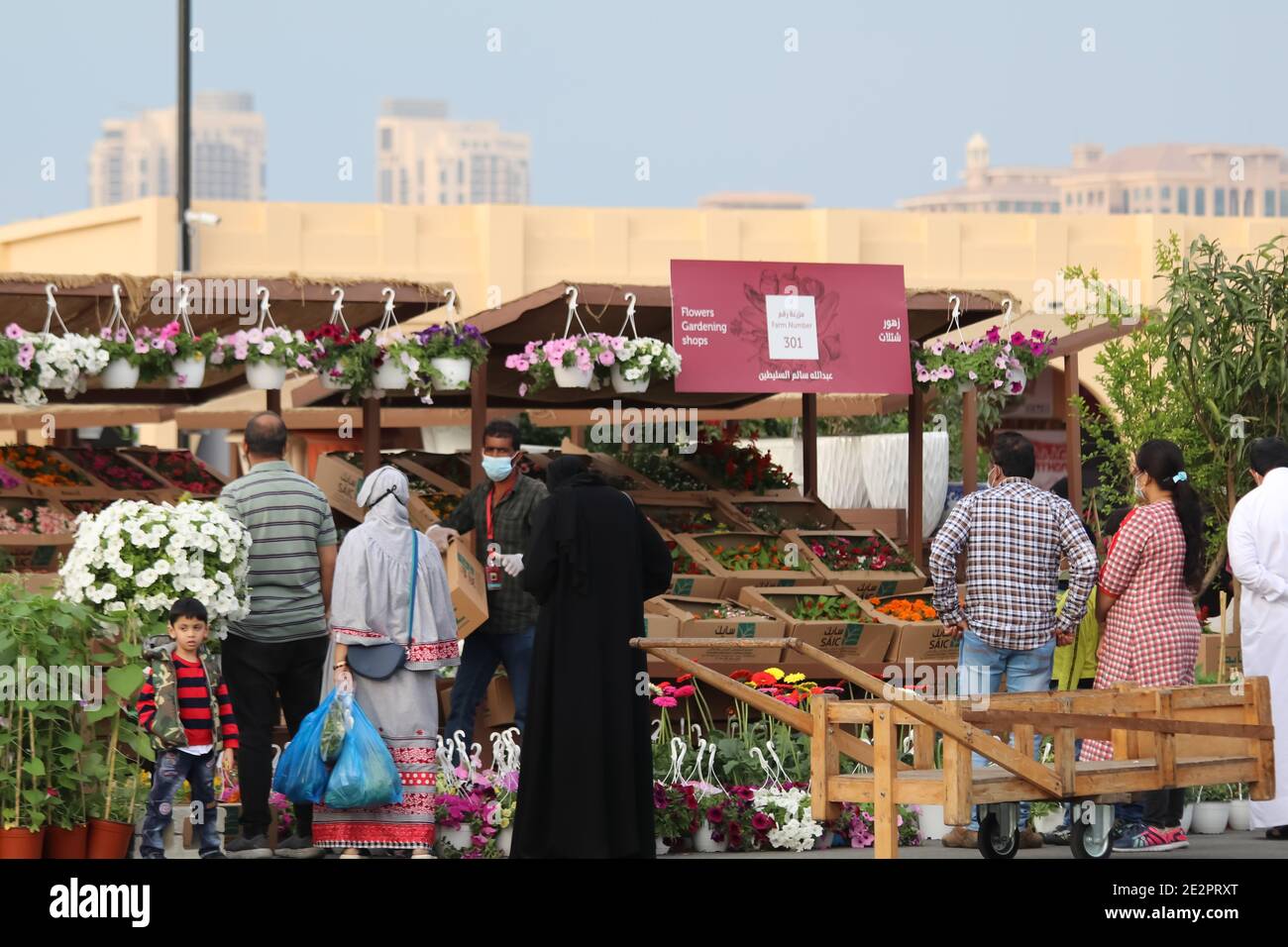 Eine Ansicht der Verbraucher kaufen Blumen vom lokalen Markt in Mahaseel Festival in Katara Village - Doha, Katar Stockfoto