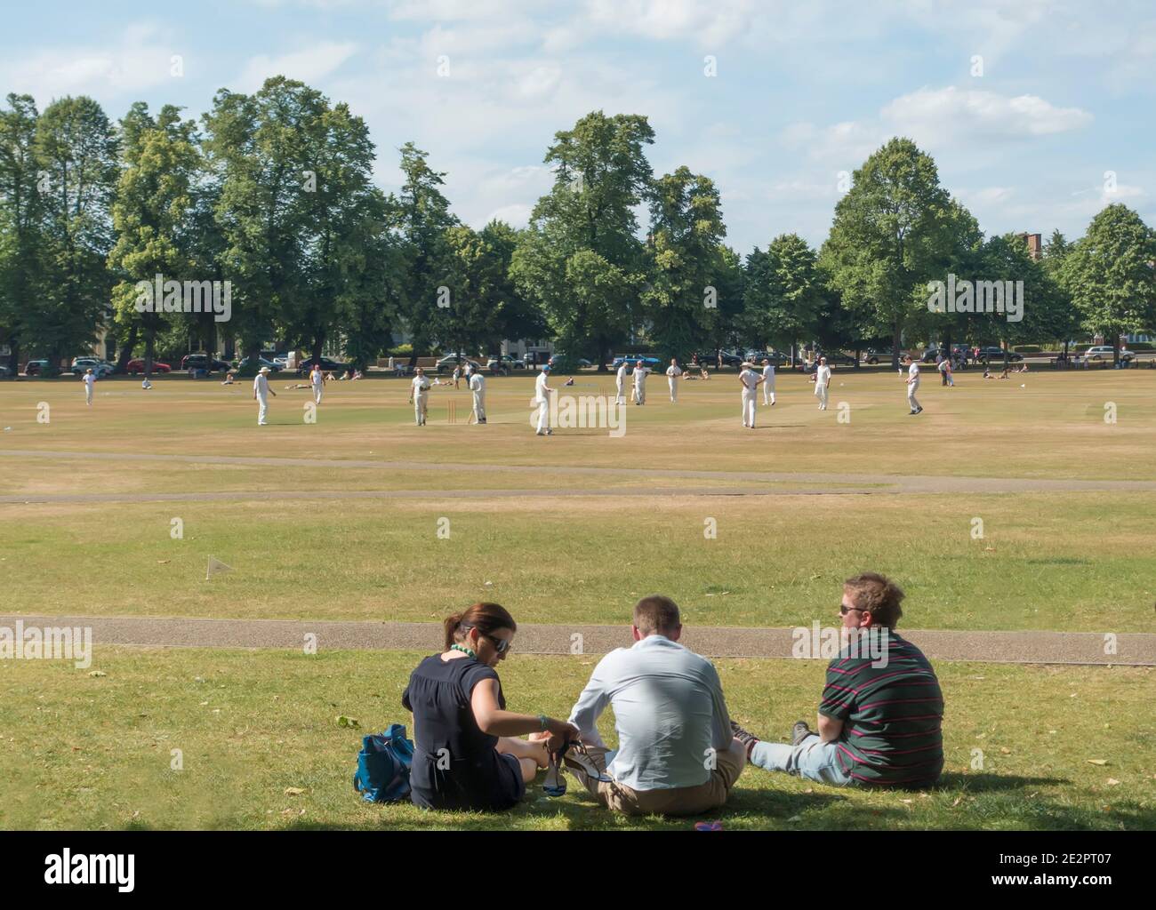 Menschen beobachten ein Cricket-Spiel auf Richmond Green, Richmond, Middlesex, England, Großbritannien Stockfoto