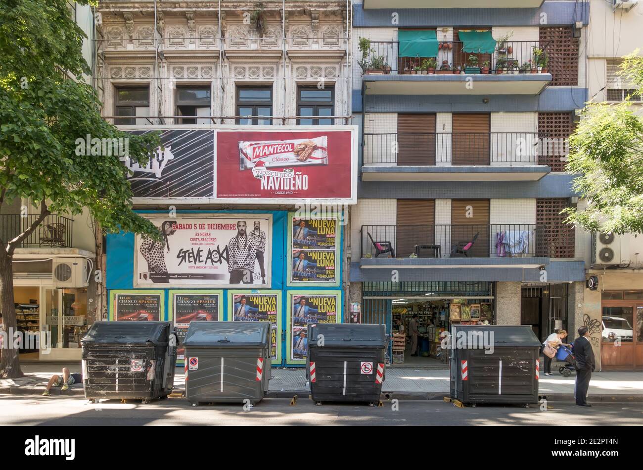 Müllcontainer auf der Straße in Buenos Aires, Argentinien Stockfoto