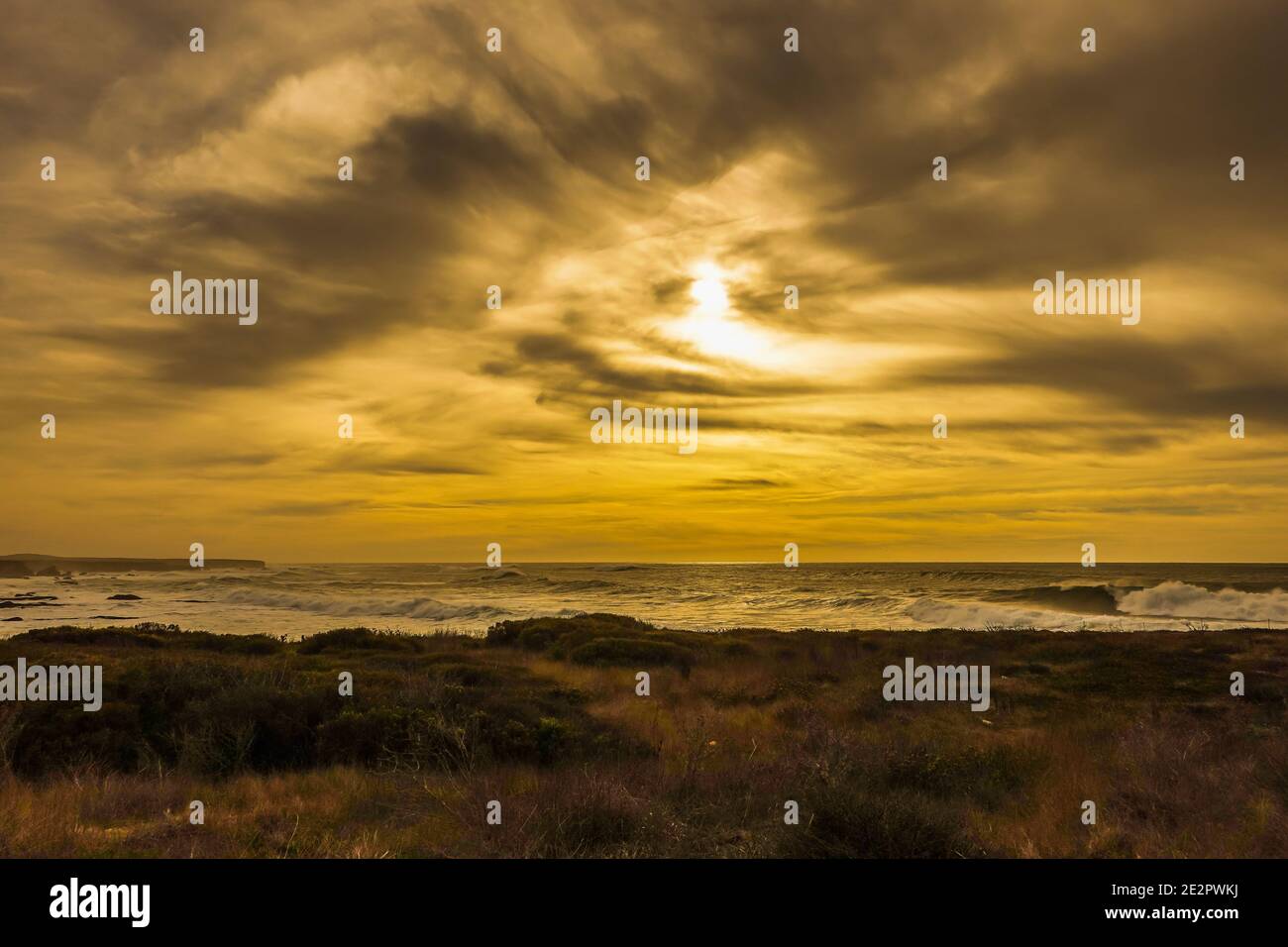 Sonnenuntergang an der Küste des Montaña de Oro State Park in Zentralkalifornien, USA Stockfoto