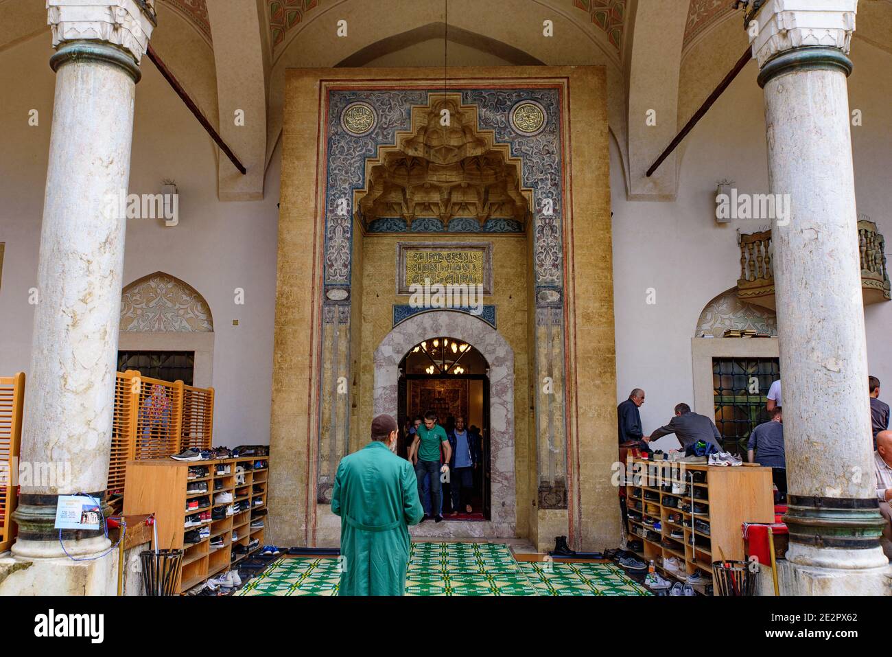 Eingang der Gazi Husrev-Beg Moschee in Sarajevo, Bosnien und Herzegowina Stockfoto
