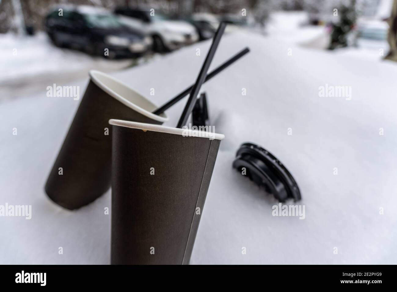 Zwei Pappbecher mit Kaffee halten warm auf einem Schal im Schnee, Winter Liebesgeschichte Stockfoto