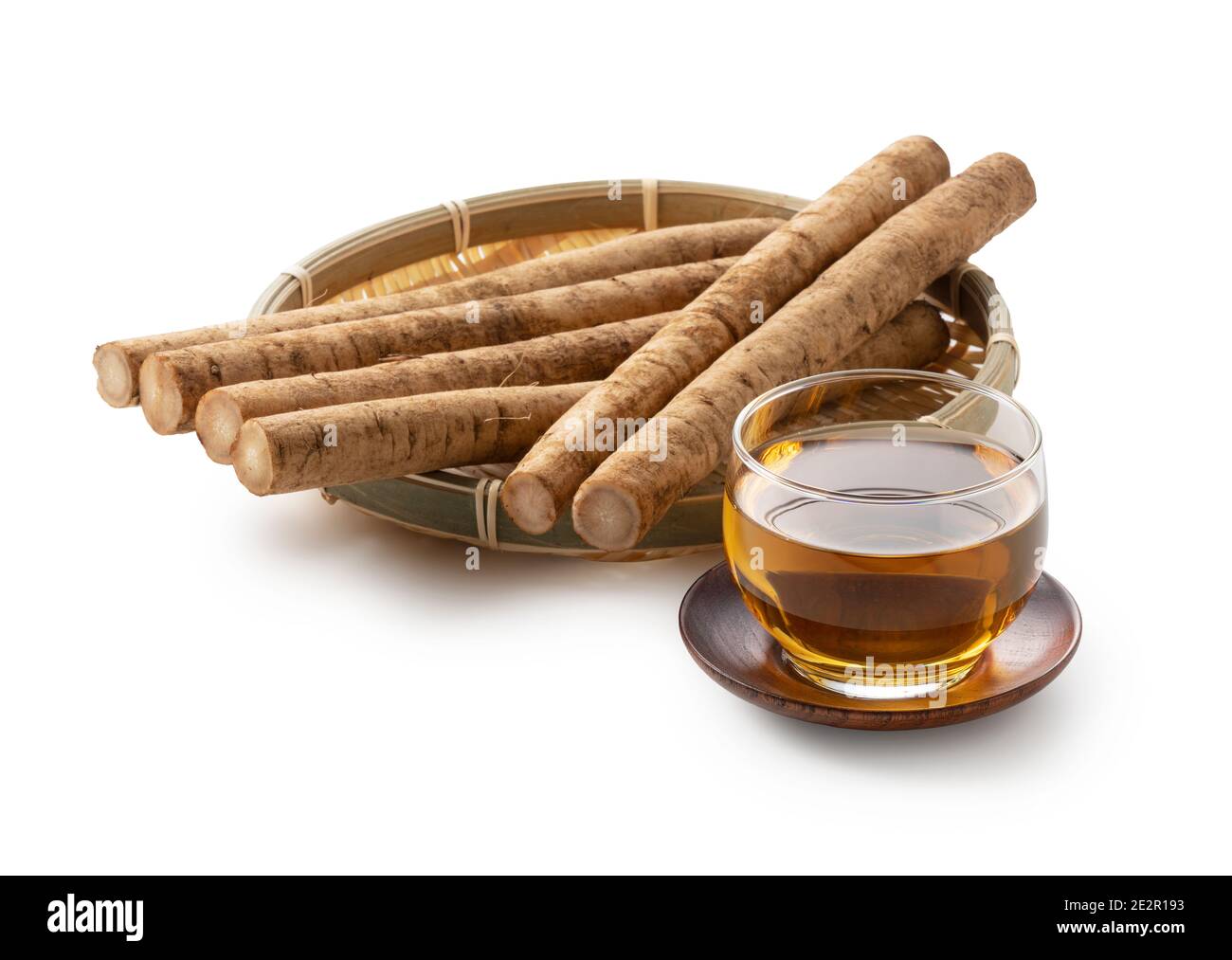 Klettentee auf weißem Hintergrund. Eine rohe Klette dahinter Stockfoto