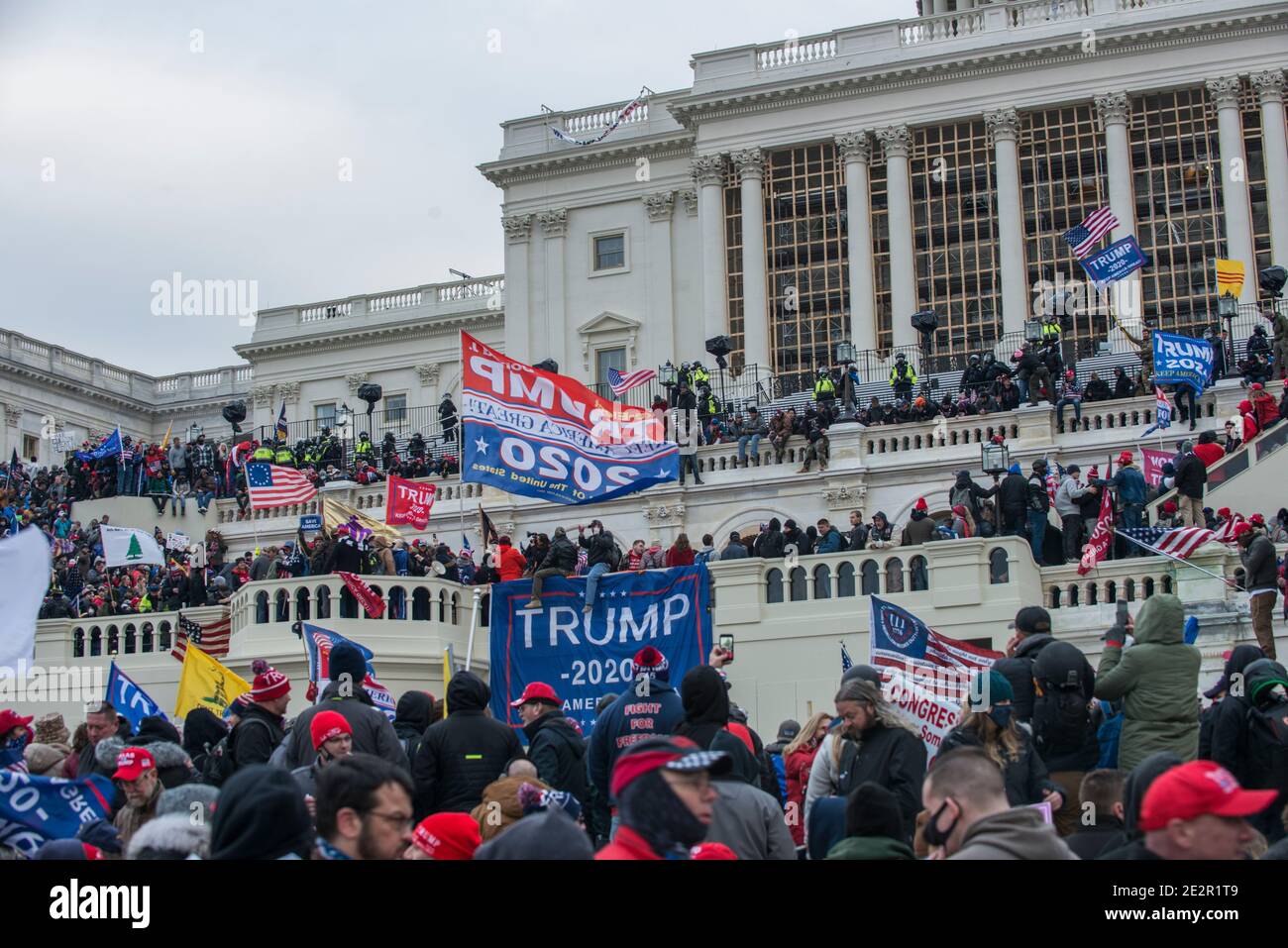Januar 2021. Große Massen von Demonstranten am Capitol Hill mit Donald Trump 2020 Flaggen. US Capitol Building, Washington DC.USA Stockfoto
