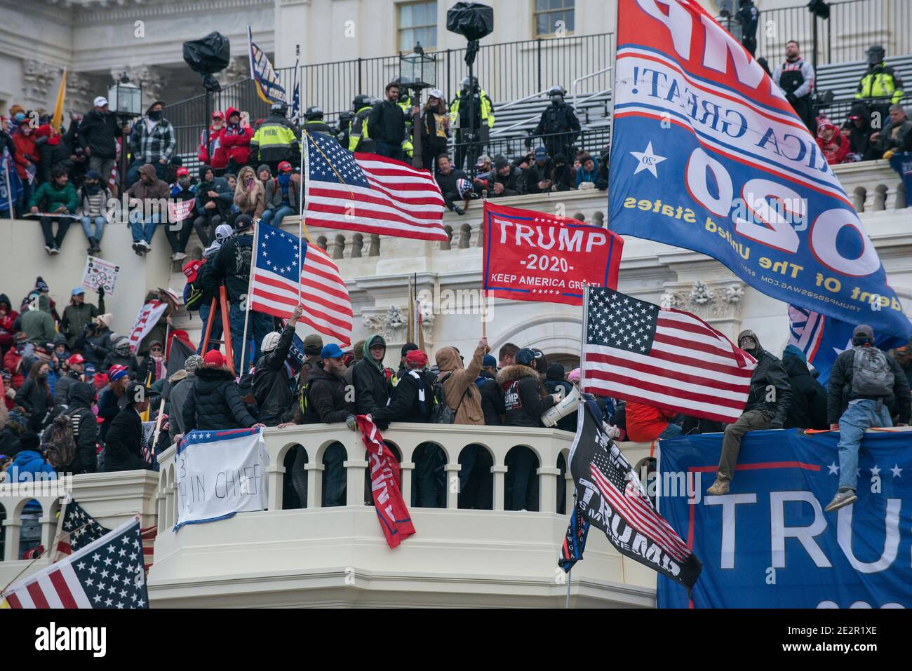 Januar 2021. Große Massen von Demonstranten am Capitol Hill mit Donald Trump 2020 Flaggen. US Capitol Building, Washington DC.USA Stockfoto