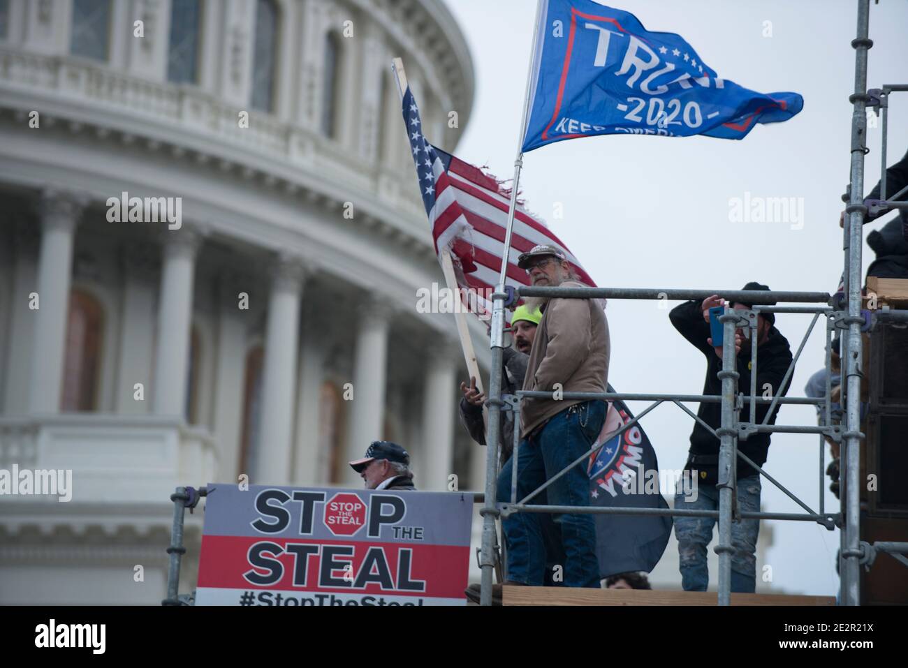 Januar 2021. Stoppen Sie das Steal-Schild der Demonstranten am Capitol Hill mit Donald Trump 2020-Flaggen. US Capitol Building, Washington DC.USA Stockfoto