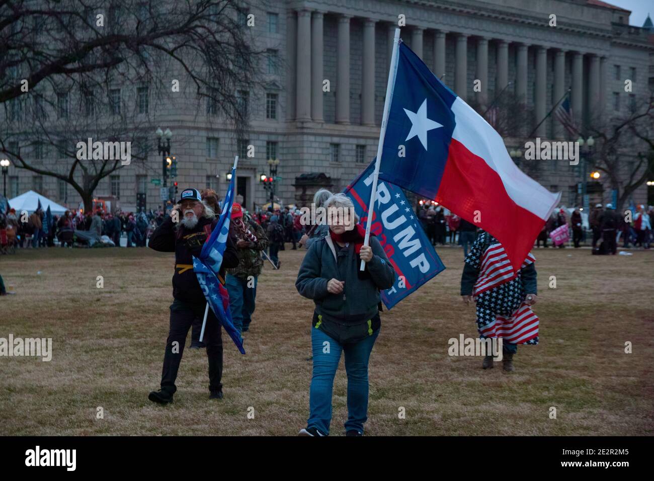Januar 2021. Konservative Frau mit Texas Lone Star Flag bei der Teilnahme am Save America March in Washington DC.USA Stockfoto