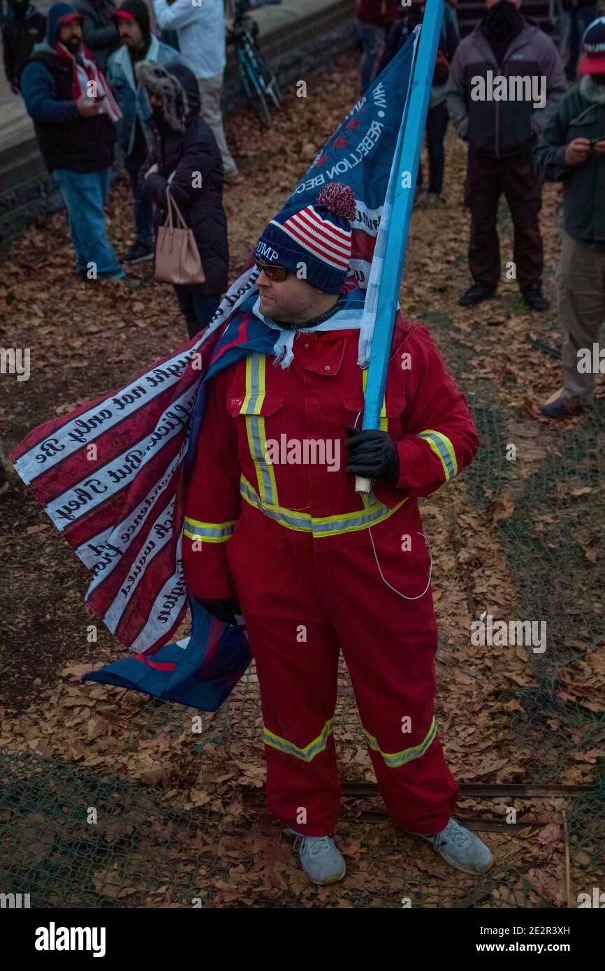 Januar 6th 2021. Trump Unterstützer mit Flagge am Capitol Hill während des Protestes am US Capitol.die Veranstaltung wird als Aufstand proklamiert. Washington DC, USA Stockfoto