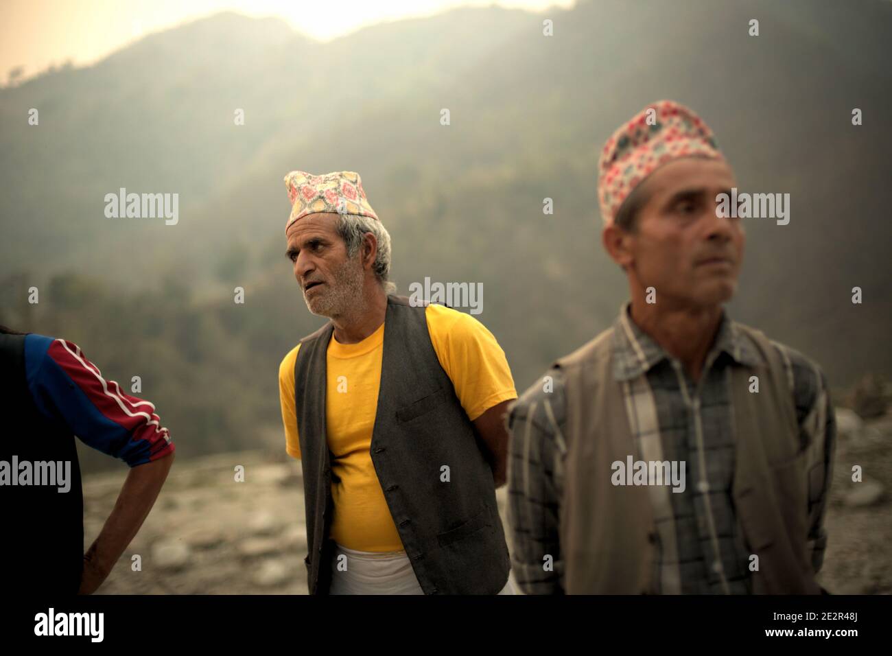 Porträt von Männern, die auf der Harpan Khola Aue in Bhaudare Tamagi, Kaski Distrikt, Gandaki, Nepal stehen. Dörfer entlang der Wasserwege im Bhaudare Tamagi Gebiet haben einige Monate nach den Erdbeben von 2015 (April-Mai 2015) in Nepal unter Überschwemmungen und Erdrutschen durch sintflutartige Regenfälle gelitten. Stockfoto