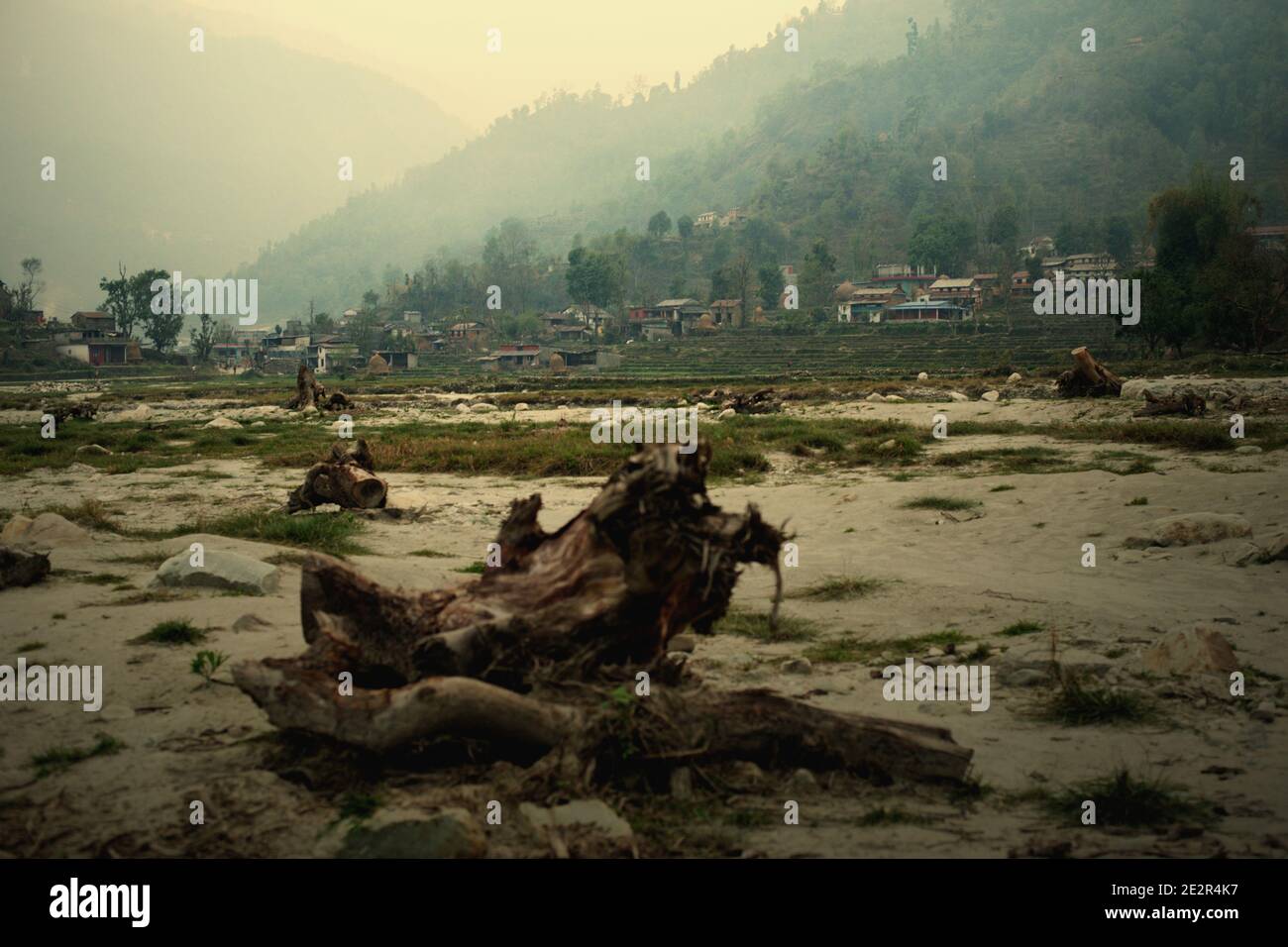 Flacher Boden unter steilem Gelände, das während der Regenzeit als Wasserstraße dienen würde. Harpan Khola, Kaski, Gandaki, Nepal. Stockfoto