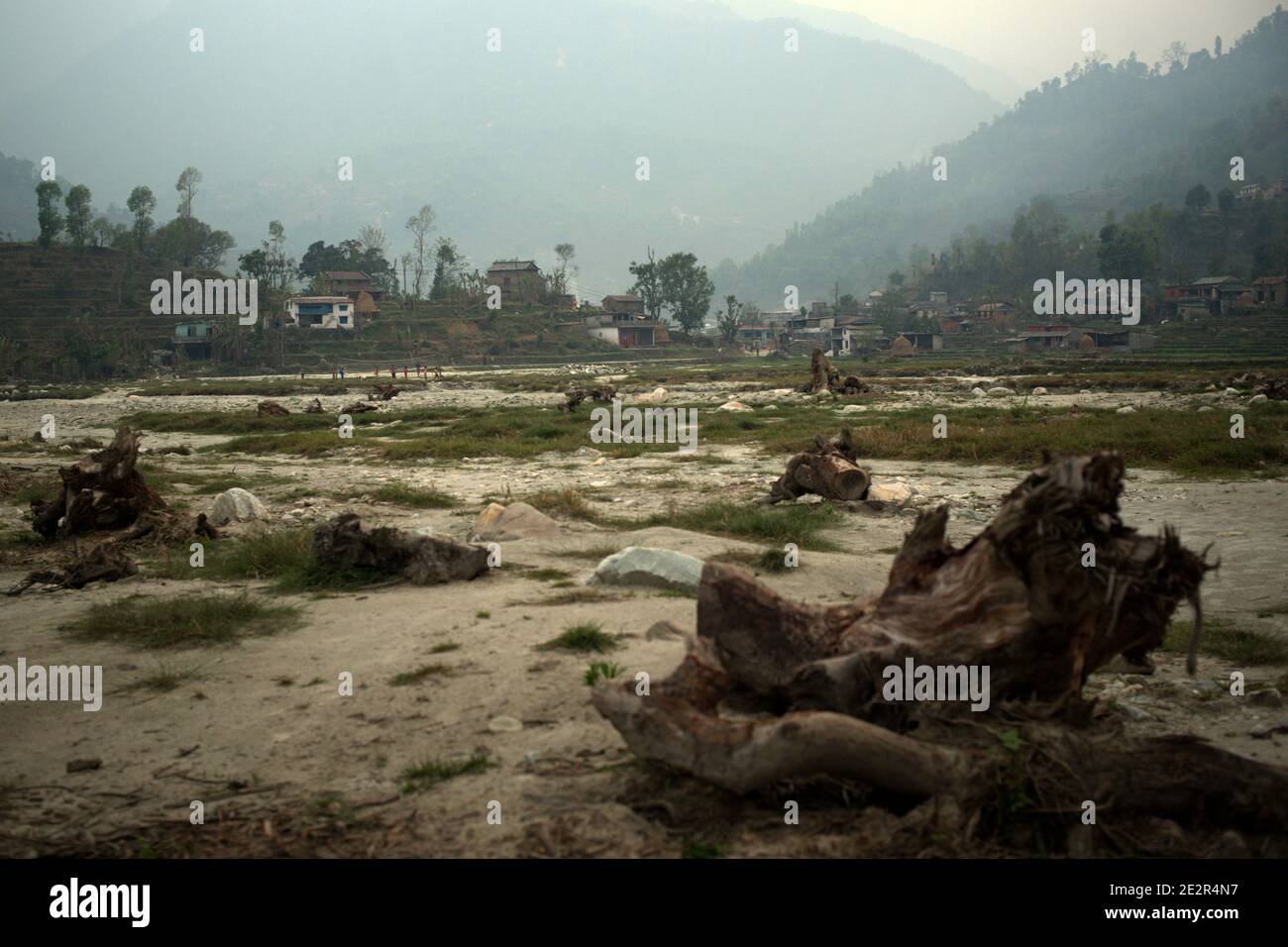 Flacher Boden unter steilem Gelände, das während der Regenzeit als Wasserstraße dienen würde. Harpan Khola, Kaski, Gandaki, Nepal. Stockfoto