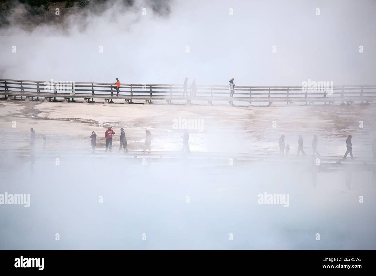 WY02834-00...WYOMING - Strandspaziergänge im Grand Prismatic Spring im Yelleostone National Park. Stockfoto