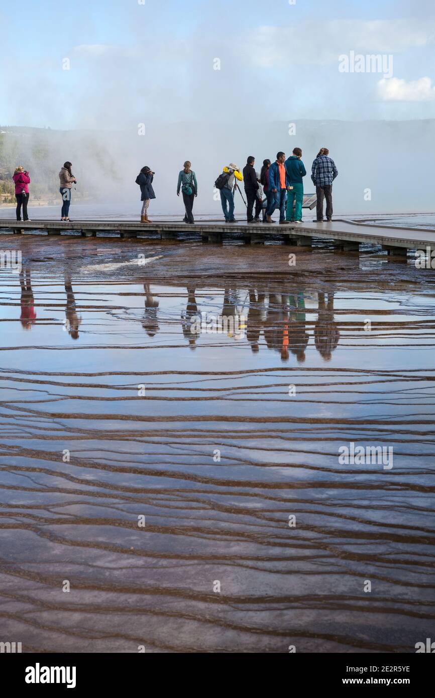 WY02839-00...WYOMING - Promenade an der Grand Prismatic Spring im Yelleostone National Park. Stockfoto