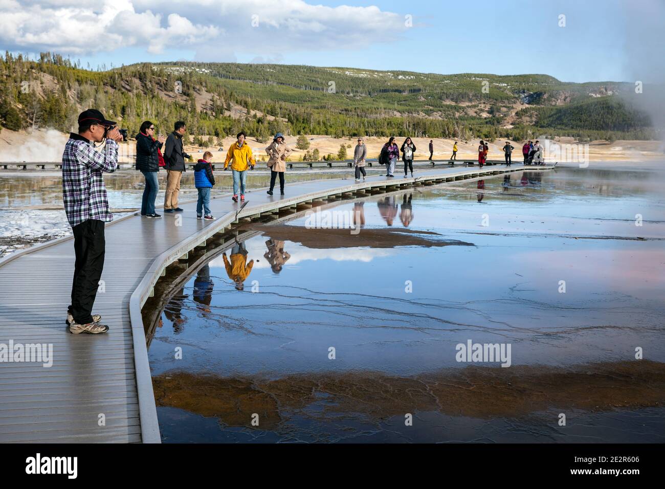 WY02840-00...WYOMING - Promenade am Grand Prismatic Spring im Yelleostone National Park. Stockfoto