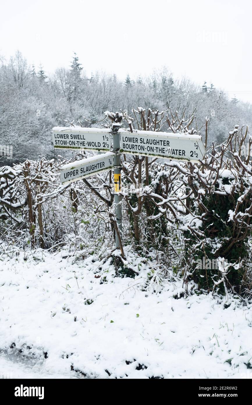 Oberes und unteres Schlachtschild im dezember-Schnee. Die Schlachthöfe, Cotswolds, Gloucestershire, England Stockfoto