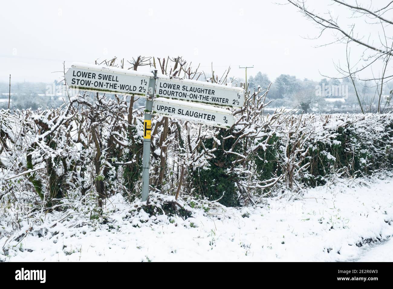 Oberes und unteres Schlachtschild im dezember-Schnee. Die Schlachthöfe, Cotswolds, Gloucestershire, England Stockfoto
