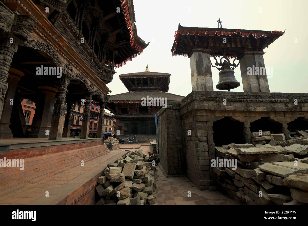 Die silberne Glocke wird im Volksmund als "die Glocke des bellenden Hundes" bezeichnet, ein Teil des Vatsala-Tempels am Durbar-Platz, Bhaktapur, ein Jahr nach den Erdbeben von 2015. Bhaktapur, Bagmati, Nepal. Stockfoto