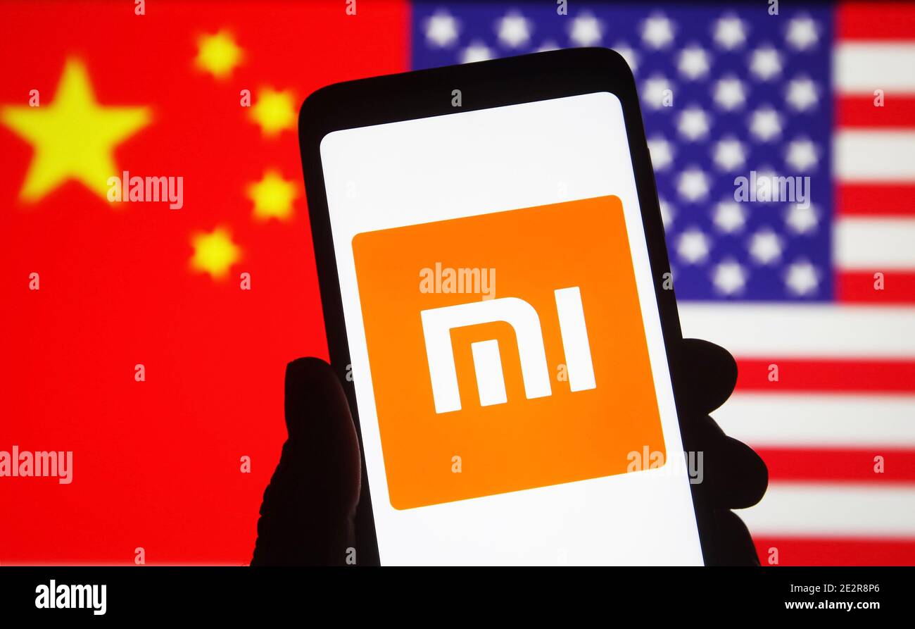 Kiew, Ukraine. Januar 2021. In dieser Abbildung ist das Xiaomi-Logo auf einem Xiaomi-Handy-Bildschirm vor Flaggen der USA und Chinas zu sehen. Die Regierung von US-Präsident Donald Trump hat chinesische Unternehmen, darunter das chinesische Elektronikunternehmen Xiaomi, auf eine schwarze Liste gesetzt, die einem neuen US-Investitionsverbot unterliegen wird, wie von den Medien berichtet wird. Kredit: SOPA Images Limited/Alamy Live Nachrichten Stockfoto