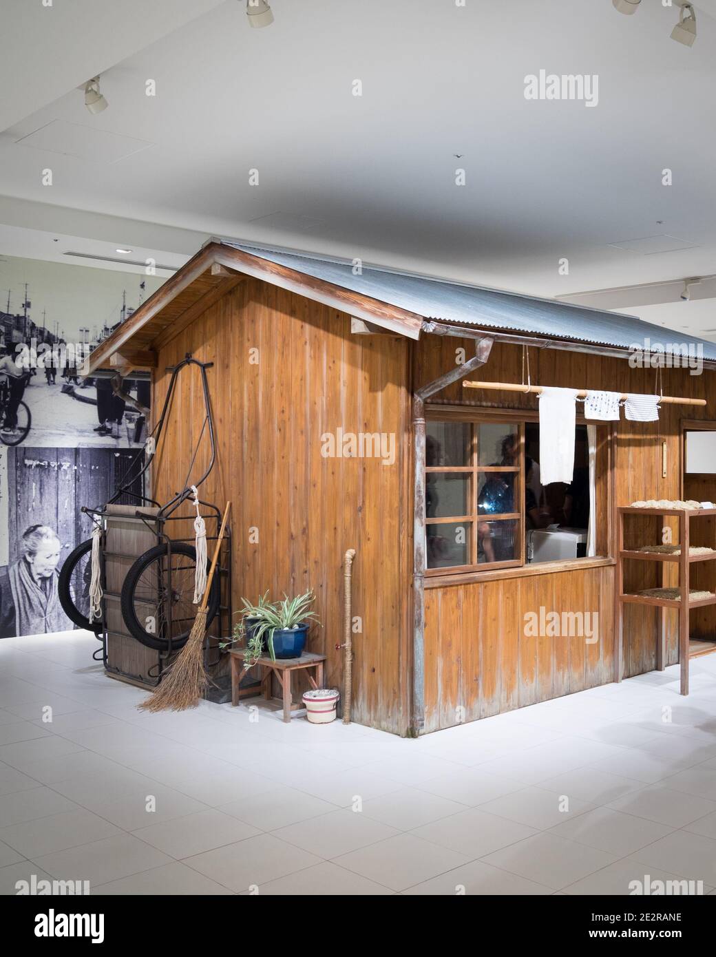 Momofukus Arbeit versah Ausstellung im HE Cupnoodles Museum (Momofuku Ando Instant Noodles Museum) in Yokohama, Japan. Stockfoto