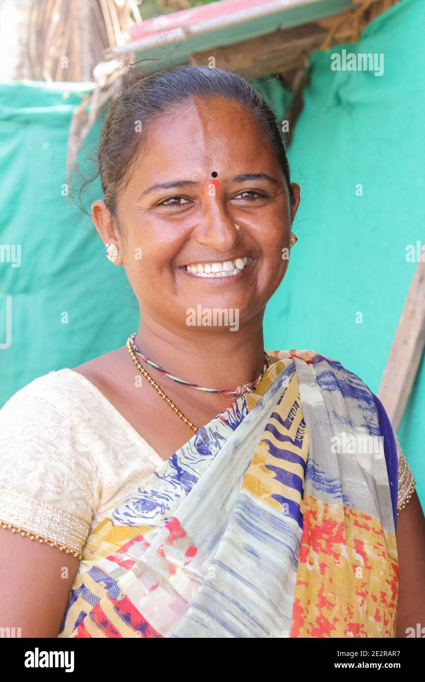 Schöne traditionelle indische Frau in Sari lächelt vor Glück, Siolim, Goa/Indien-Oktober 28,2018. Selektiver Fokus, Reisefoto, Straßenfoto, Konz Stockfoto