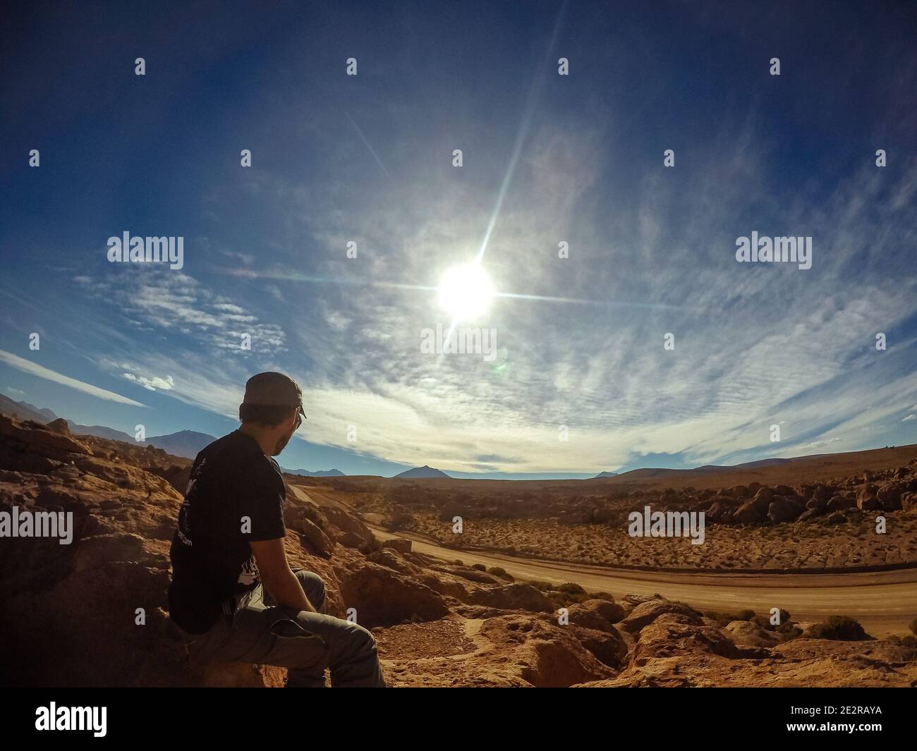 Felsen in der Wüste vor der Kulisse von Vulkanen auf Das Hochplateau von Altiplano in Bolivien Stockfoto