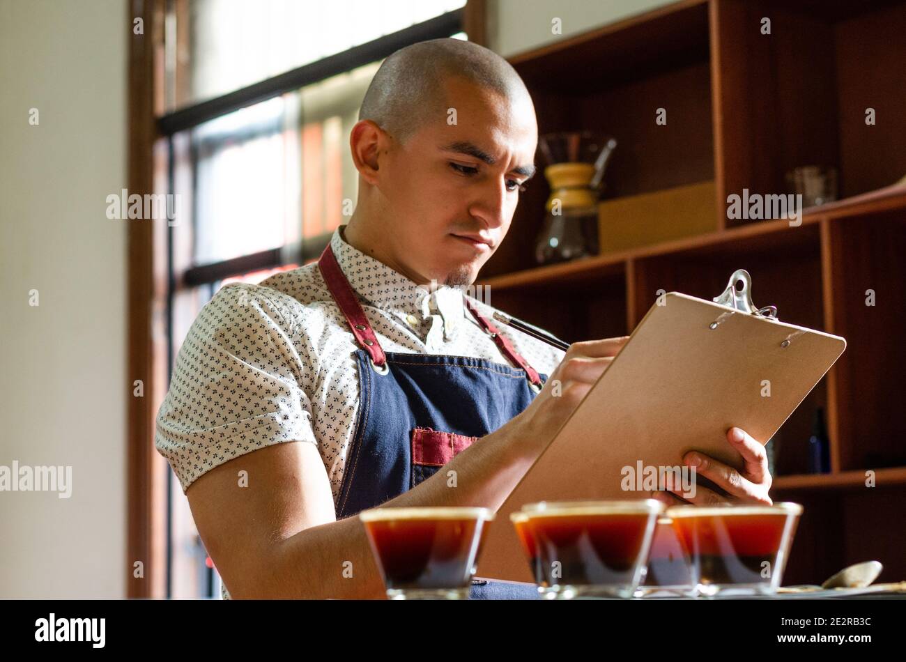 Professioneller Kaffeeverkoster, der neue Gerüche und Geschmacksrichtungen testet Stockfoto