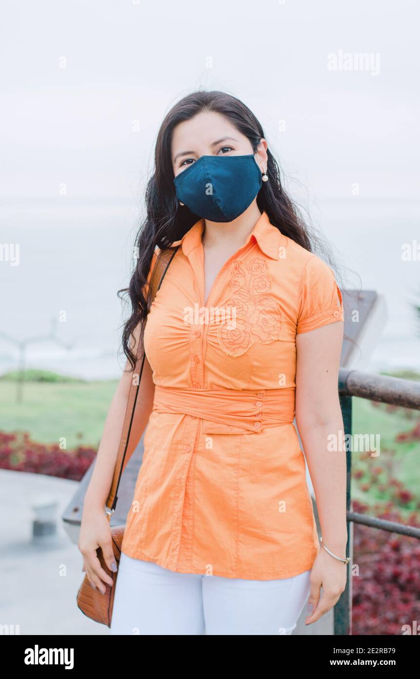 COVID-19 Pandemic Coronavirus Frau in der Stadt Straße trägt Maske schützend Zur Verbreitung des Krankheitsvirus SARS-CoV-2 Stockfoto