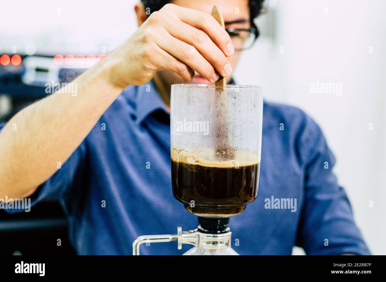 Professionelle Kaffeemaschine - Barista mit Kaffee Siphon Brühen heiß Espresso im Café Stockfoto