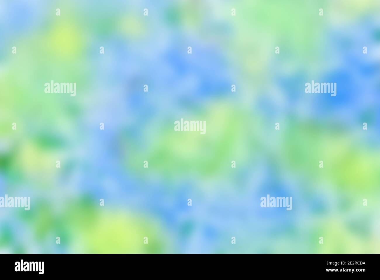 Frühlingshintergrund.Blauer, grüner Unschärfe-Bokeh-Hintergrund. Tau- oder Regentropfen. Designelement. Stockfoto