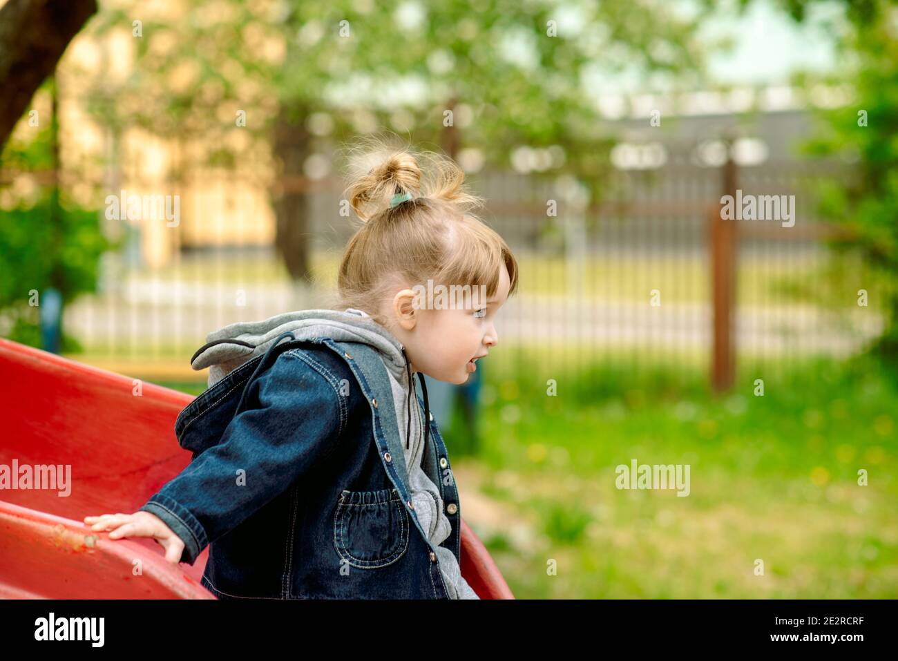 Happy Little Kleinkind Mädchen auf dem Spielplatz.Spiele für Kinder in der park im Freien.Kindheit Freude und Glück Stockfoto