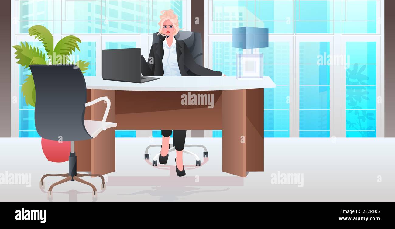 Blonde Geschäftsfrau sitzt am Arbeitsplatz Geschäftsfrau Leiter der Arbeit in Horizontale Vektorgrafik für Büro in voller Länge Stock Vektor