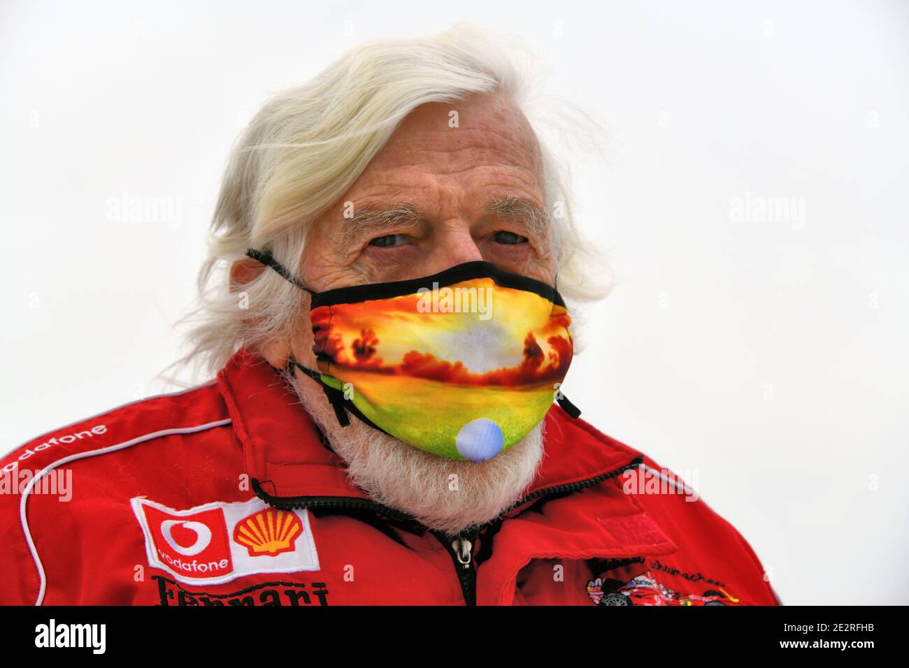 Nahaufnahme eines Eishockeyspielers mit Maske während der covid-19 Vorsichtsmaßnahmen, während Sie auf einer Außenbahn im Marina Park, Thunder Bay, Kanada, Schlittschuhlaufen. Stockfoto