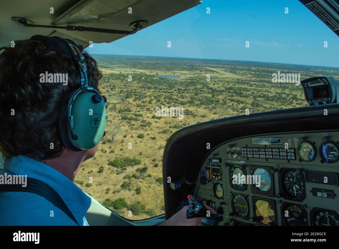 Pilot beim Blick auf die Landebahn im Okavango Delta von Botswana... Stockfoto