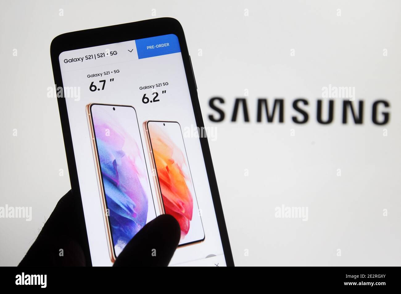 Ukraine. Januar 2021. In diesem Foto Illustration, Samsung Galaxy S21 und Samsung Galaxy S21 Vorbestellung Informationen auf Samsung Website auf einem Handy vor dem Samsung-Logo angezeigt zu sehen. Während seiner ersten größten Markteinführung von 2021, Samsung am 14. Januar 2021 präsentiert Galaxy S21-Serie von Smartphones - Galaxy 21, Galaxy S21 und Galaxy S21 Ultra. Kredit: SOPA Images Limited/Alamy Live Nachrichten Stockfoto