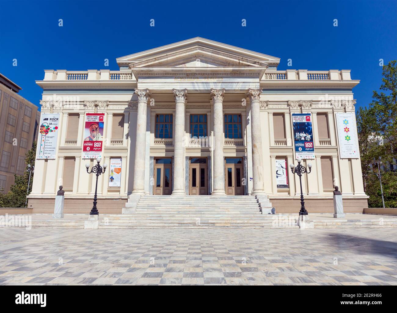 Das Stadttheater Piräus am 26. Mai 2016 in Piräus, Griechenland. Das Stadttheater Piräus ist ein neoklassizistisches Gebäude, das am 9. April 1895 eröffnet wurde. Stockfoto
