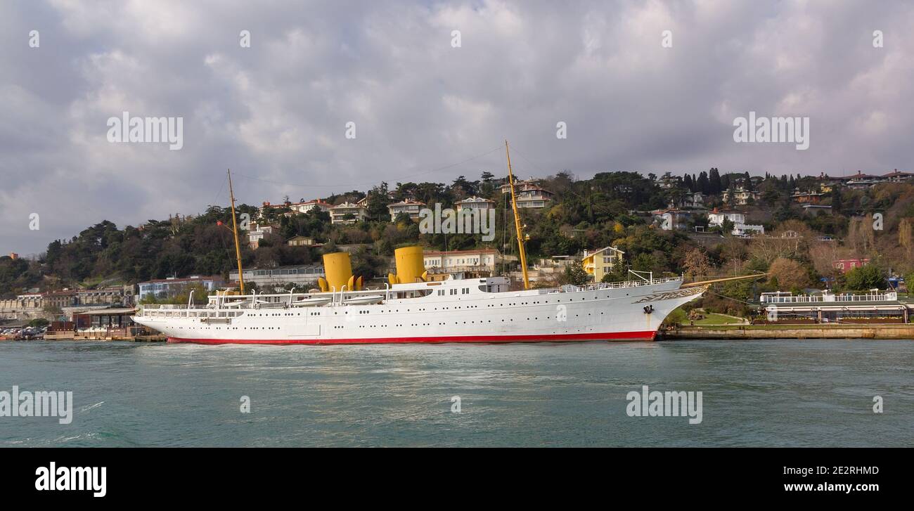 Die Yacht MV Savarona ankerte am 28. Dezember 2012 in Istanbul. Es war die größte in der Welt im Jahr 1931 und die Türkei gespendet Kemal Atatürk im Jahr 1938. Stockfoto